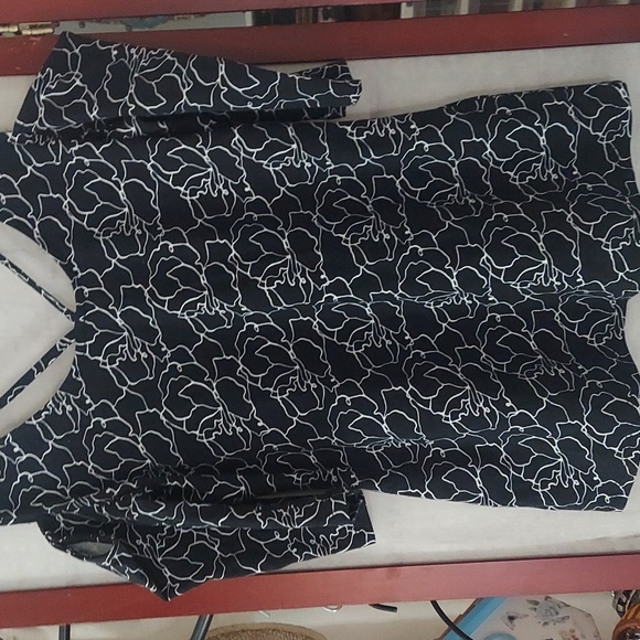GUESS Black n White Floral design Cold Shoulder Front strappy bikercore Top XS - Picture 1 of 9